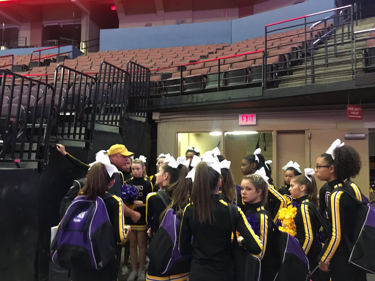 KHMcDaniel's tweet image. #performanceday #DCMSCHEER #Letsdothisgirls #RockthatMat