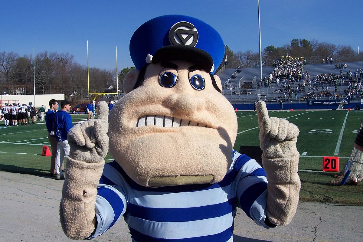 Cold and windy today for the homecoming game today. 
•Stay warm and anchor up, lakers!
#wmiwx #gvsu