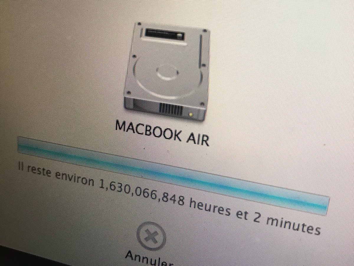 _Amixem's tweet photo. Je restaure actuellement mon macbook, il reste 1 630 066 848 heures de chargement, soit 182 ans. Nickel https://t.co/p0jTUnahVs
