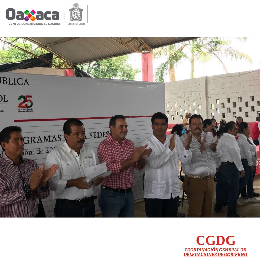 CRG_CuencaP's tweet photo. En conjuntos con el Sub Secretario @EvielPM se dieron apoyos a beneficiarios de programas de la SEDESOL #BeneméritoJuárez @alejandromurat https://t.co/jC04yTY8SI