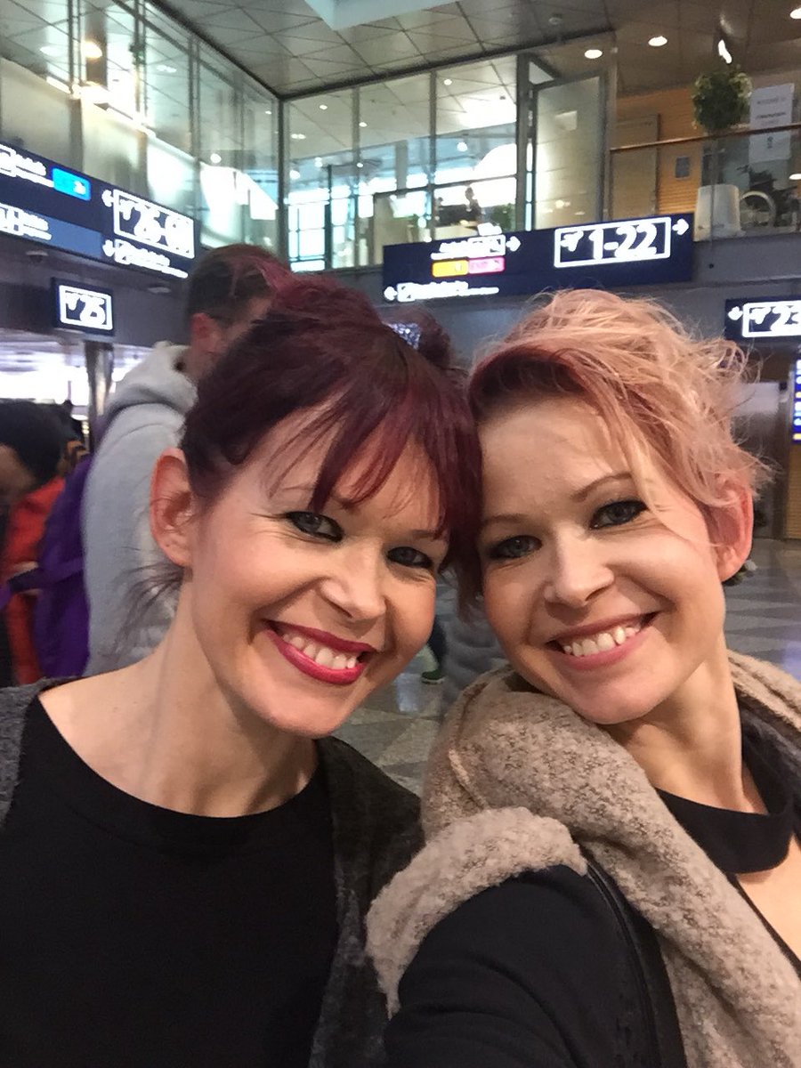 Pori Dance company esiintymässä Unkarin Egerissä demo illassa teoksella Room#johannanuutinen#pdc#tanssikuu2017