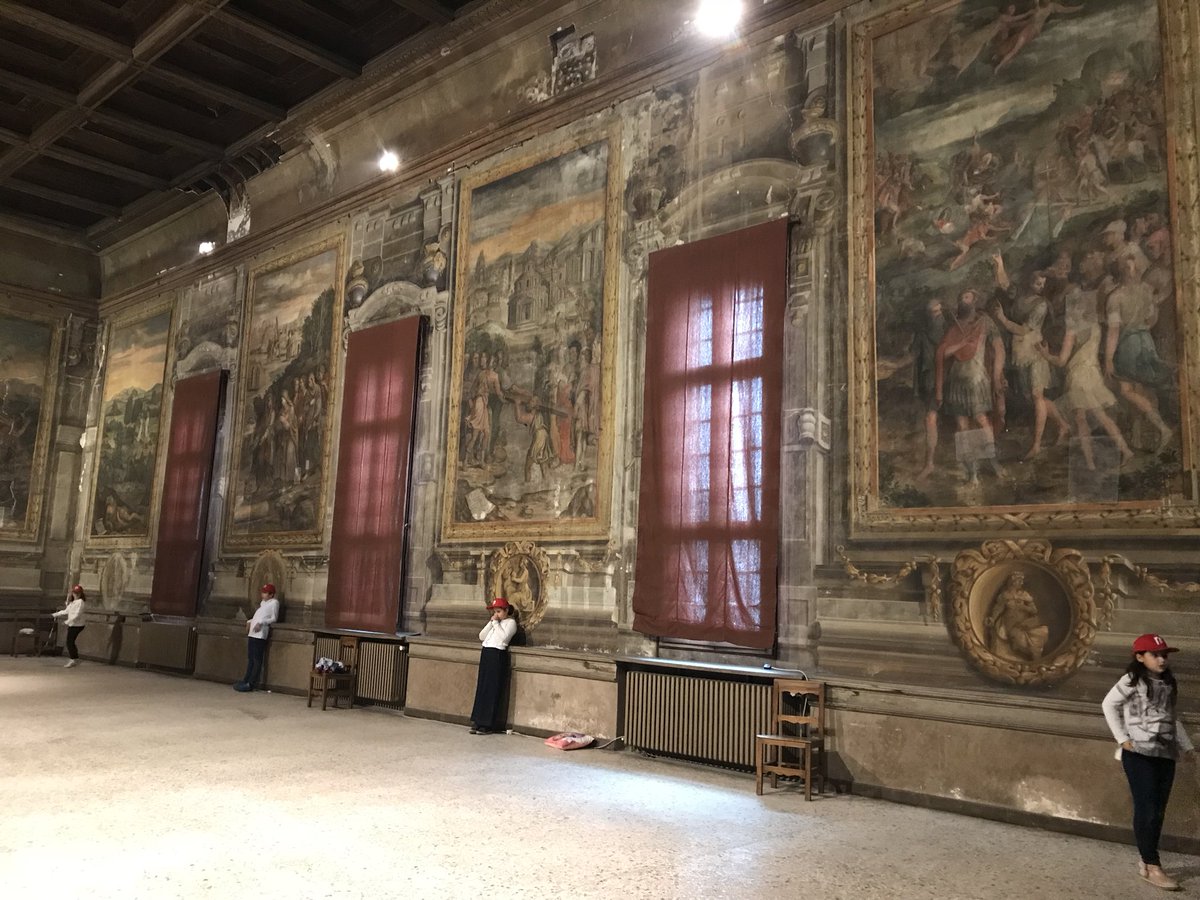 monumentiaperti's tweet photo. Si conclude la prima giornata di #maperti17 nel @ComuneDiFerrara. Tanti i visitatori in fila per scoprire i tesori secenteschi della città https://t.co/cXA0WPHQbk