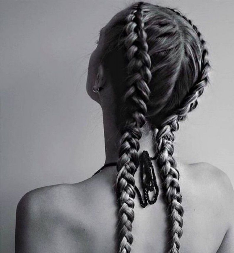 CanalCOSMO's tweet photo. Trenzas tribales, nueva #tendencia de otoño. ¿Te animas a hacértela esta noche?💇‍♀👉 https://t.co/qOLLtkEfCG #belleza https://t.co/0H0mkqzJeB