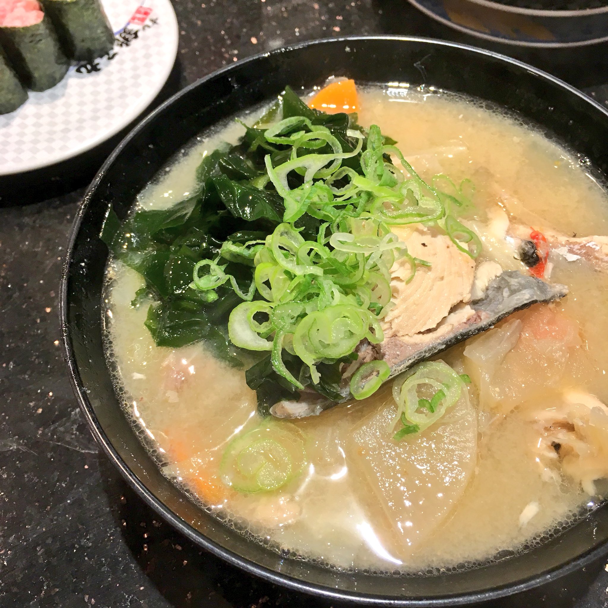味がうまい すし銚子丸デビューしたら最高でした いらっしゃい おいしい舞台へようこそ 店員 劇団員 座長もいて バイブスが完全に至ってる シマアジを見せびらかしてその場で捌きご提供 180円のあら汁がデカ盛り ブチ上がるでしょ 帰り際の