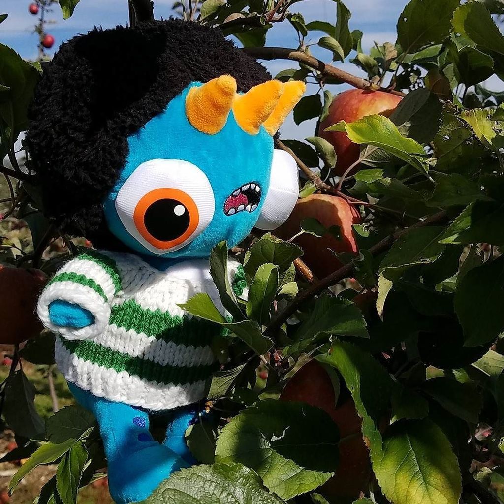 kitchenpenguin's tweet photo. #Stompadon is looking for the best #apples #autumn #kaijuofinstagram https://t.co/MGSvvqTw9O https://t.co/XmOYKCmu45