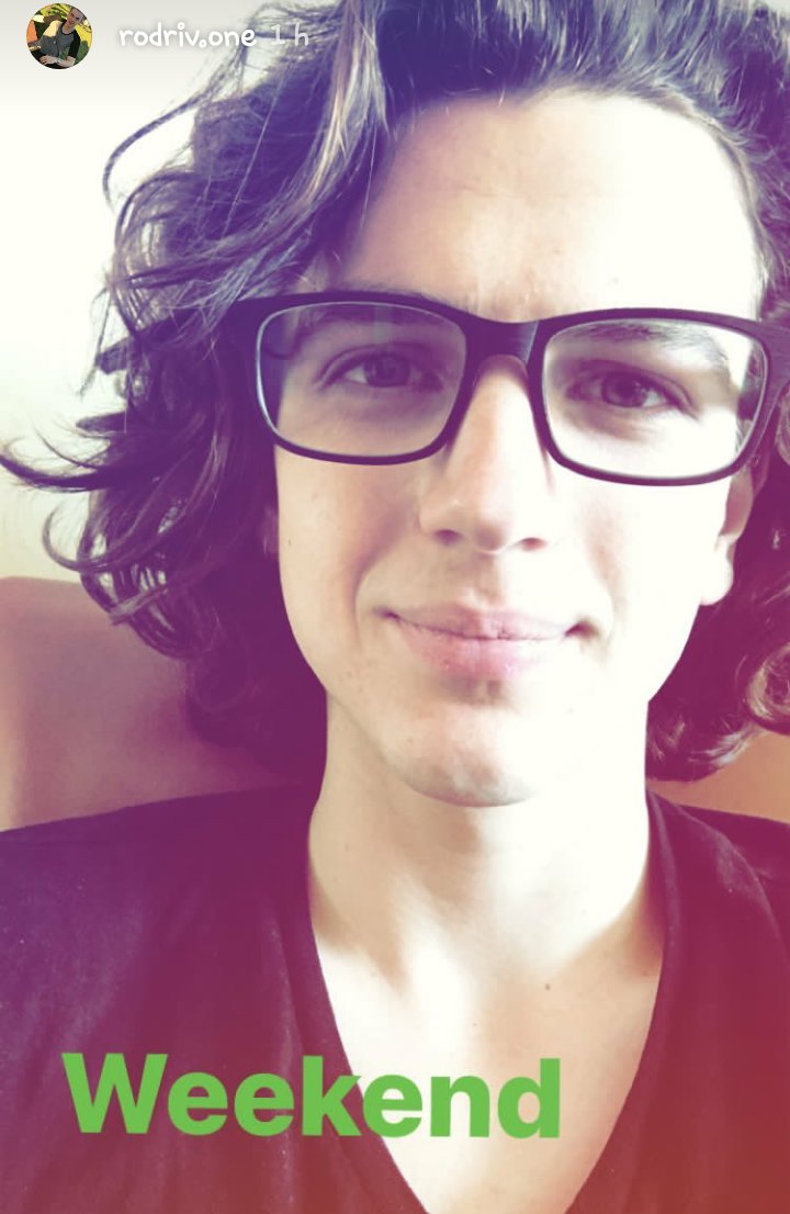 AimeLovatic's tweet photo. @Rodri_Vone por que sos tan lindo? 😍 hasta con anteojos 😘 esos labios 😈 😂 https://t.co/0vZxPcgk4x