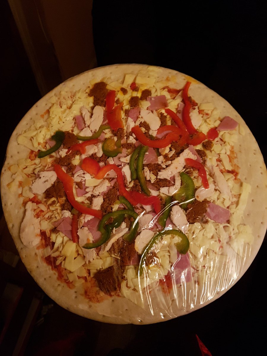 FionaCaine's tweet photo. Bit disappointed with @sainsburys. Did you run out of toppings? 14" pizza with 10" toppings #unfullfilled https://t.co/8FMaKUD3JH