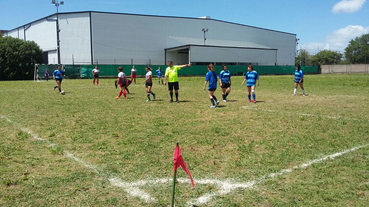 crisqui80's tweet photo. Ahora!!  A pleno Sol se disputan las Fechas de Futbol 11 y Femenino,  en las Ligas Municipales de Quilmes @QuilmesDeportes https://t.co/ARyV1V43em