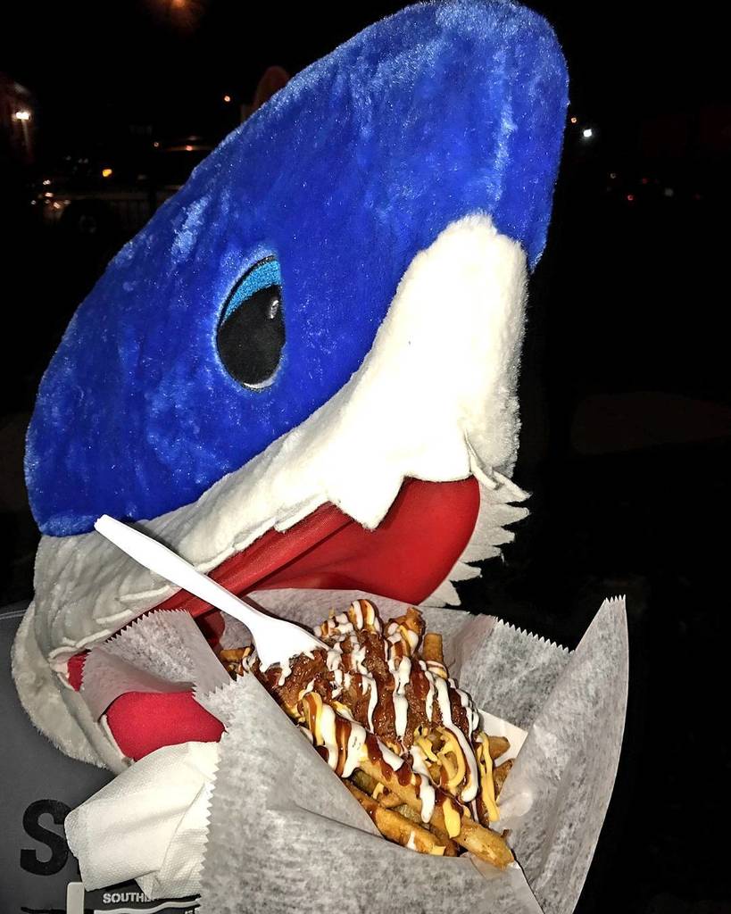 Twisted_fry's tweet photo. Even sharks need some fries too 🍟🍟 .
.
.
#FoodTruck #Food #Fries #ISU #IndianaStateUniversity #NomNom #Eat #GoodEa… https://t.co/ONp3sirgV4 https://t.co/H8ZmeCGvYC