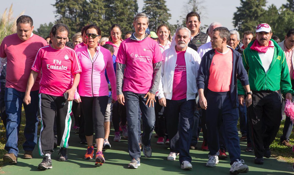 alfredodelmazo's tweet photo. Honramos a las mujeres que día a día luchan contra el cáncer; nos dan una gran lección de fortaleza. ¡Estamos con ustedes! https://t.co/3gD4OJtEhJ