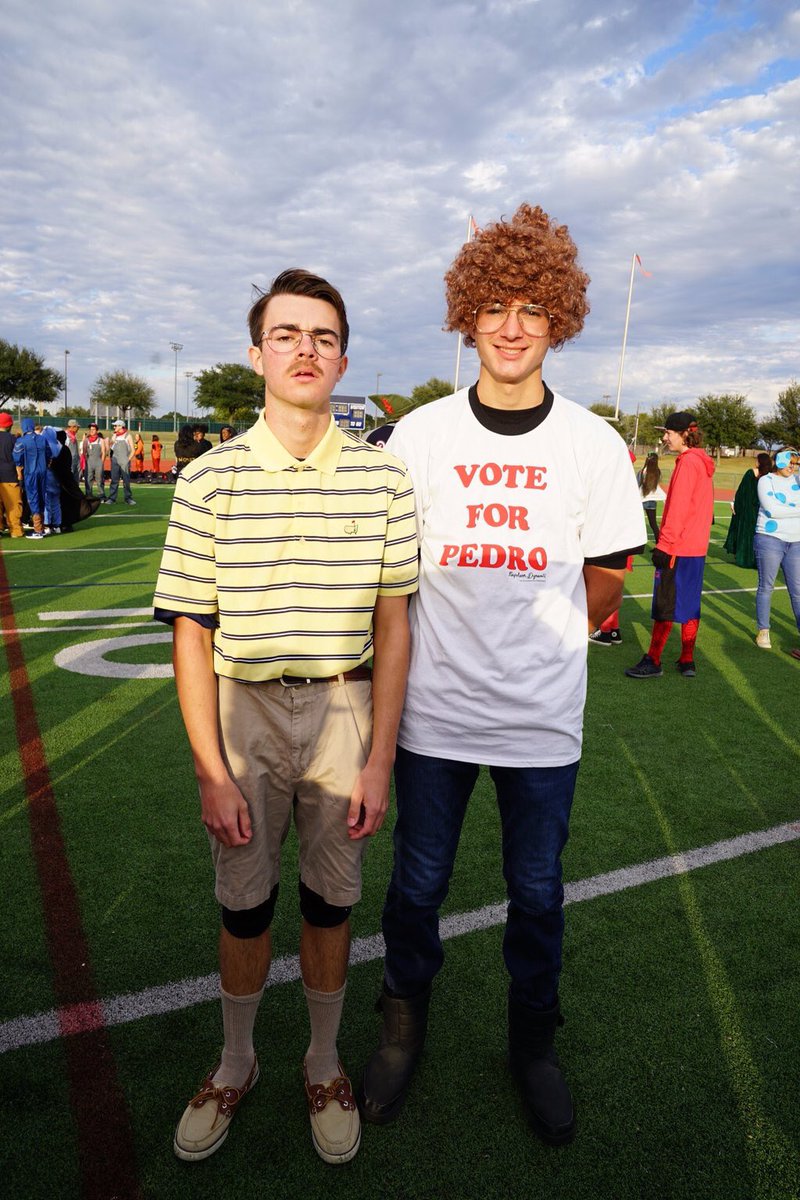 AHSBandCouncil's tweet photo. Best Couple Costume! #BooBowl2017 https://t.co/4DTHo9b9F2