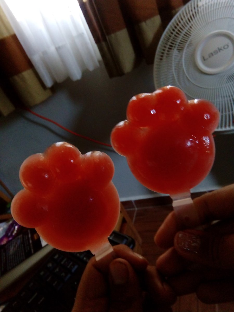 Jakensitou's tweet photo. Nick Wilde sold us two #pawsickles.
#Zootopia https://t.co/P74j98FoRw