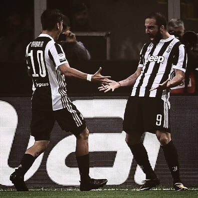 PauDybala_JR's tweet photo. Vincere è sempre bello, assieme agli amici ancora di più! #HD #FullHD
#serieA #milanjuve #finoallafine #juventus #argentina🇦🇷🇦🇷🇦🇷🇦🇷 https://t.co/5SY4skcH4J