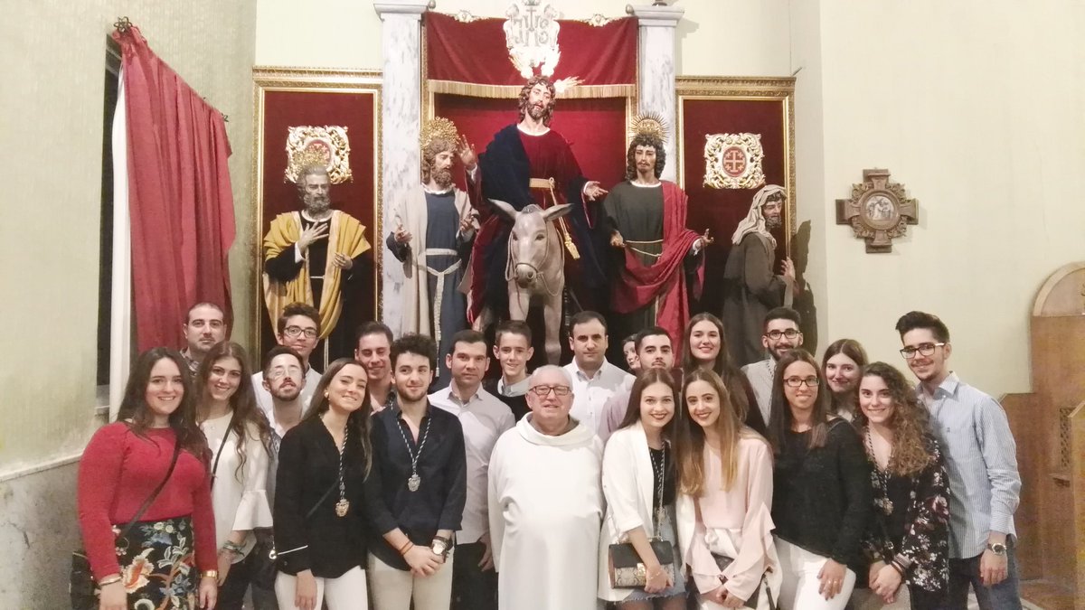Saludypazjaen's tweet photo. Ofrenda floral del Grupo Joven por el XX Aniversario de su fundación que se ha celebrado con una Misa de Acción de Gracias. https://t.co/WA5cjw5jXy