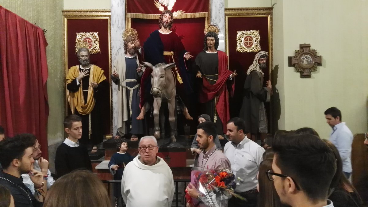 Saludypazjaen's tweet photo. Ofrenda floral del Grupo Joven por el XX Aniversario de su fundación que se ha celebrado con una Misa de Acción de Gracias. https://t.co/WA5cjw5jXy