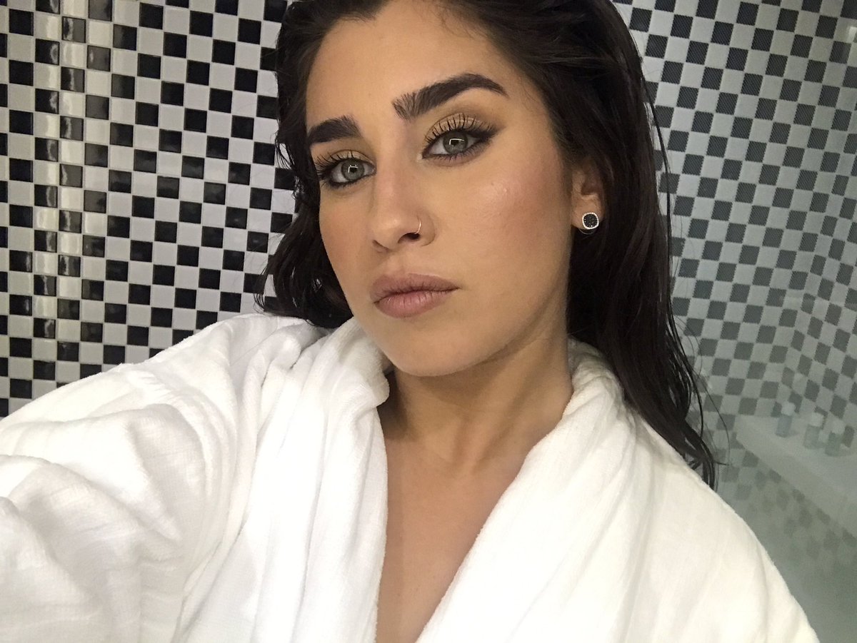 LaurenJauregui's tweet photo. Wait I love this hashtag! LETS TREND IT #MoreSelfiesPorFavor https://t.co/9asmKkVuFu