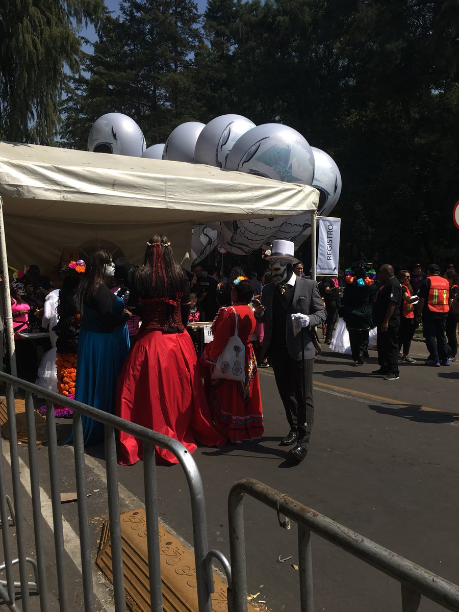 DistritoCDMX's tweet photo. Ya comienzan los preparativos para el Carnaval de Calaveras #DesfileDeDiaDeMuertos HOY en Paseo de la Reforma #CDMX #DistritoCDMX https://t.co/K6t17LB4DO