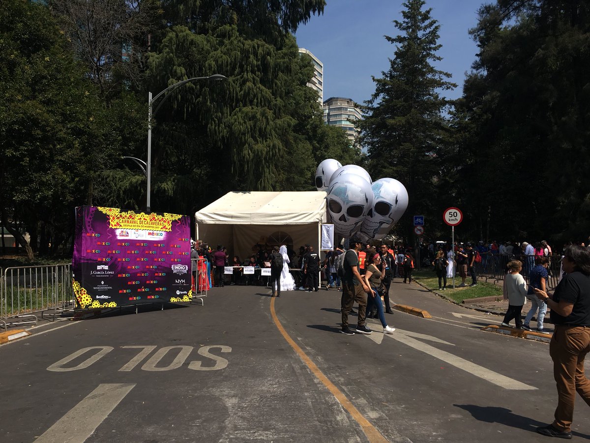 DistritoCDMX's tweet photo. Ya comienzan los preparativos para el Carnaval de Calaveras #DesfileDeDiaDeMuertos HOY en Paseo de la Reforma #CDMX #DistritoCDMX https://t.co/K6t17LB4DO