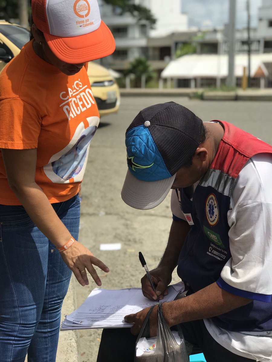 Cacr_16's tweet photo. Los Ciudadanos en Montería apoyan con su firma a @carlosecaicedo @fzciudadana y se identifican con la política prácticada. #BusdelCambio https://t.co/cmeMDGIfSz