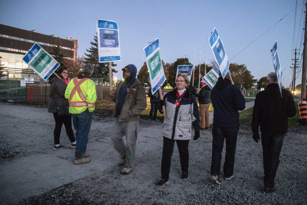 fharmstrong's tweet image. Construction crew shuts down project to support striking professors’ push for contract… teachingteacher.wordpress.com/2017/10/28/con…