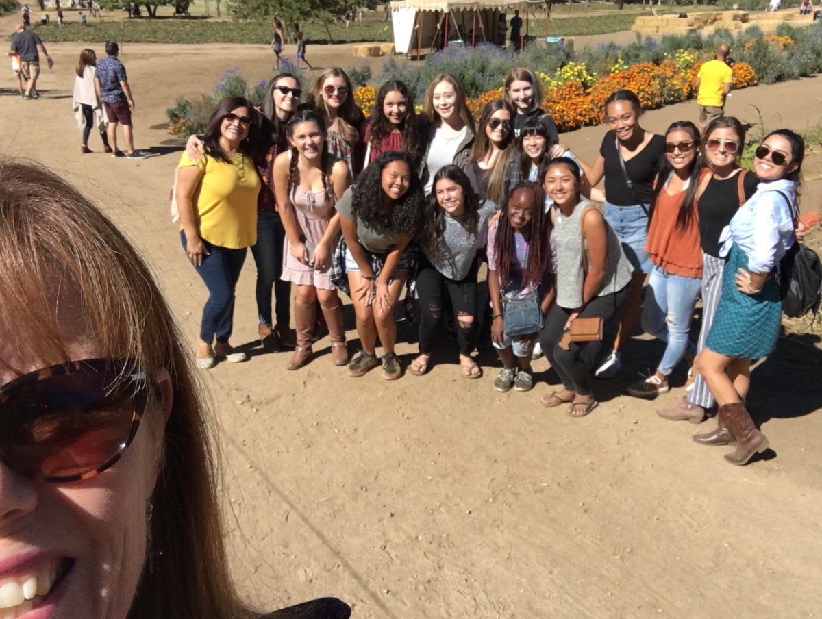 Edie4gzus's tweet photo. #rileysfarm with these girls. #pumpkinpatch #heatwave #hsgirls https://t.co/cYE08AseDV