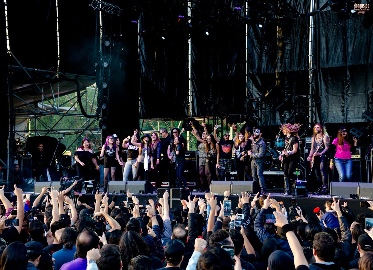 Gene Simmons y sus amigas en el escenario de #Northside17 🤘🏻👅.