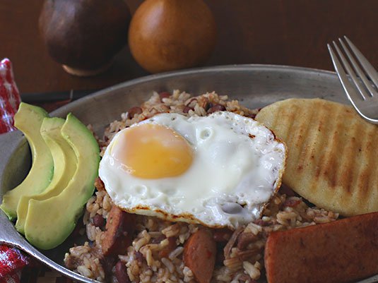 AntojandoAndo's tweet photo. Un desayuno colombiano tradicional, muy completo y delicioso! #breakfast #delicious #foodblogger #foodie #latinfood https://t.co/Y072AYpm9n https://t.co/fBt73lJlMj