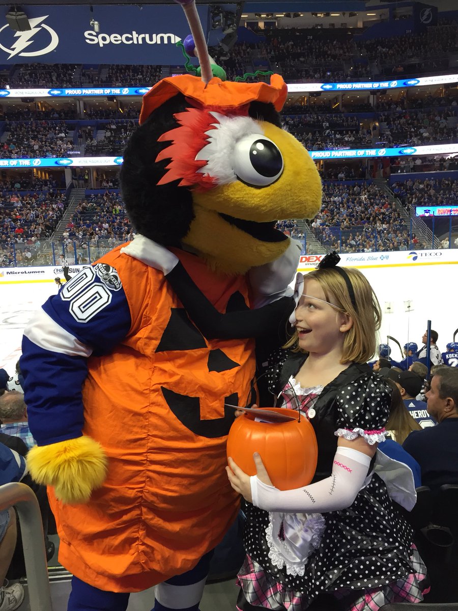 ThunderBugTBL's tweet photo. Trick or Treat?? HAPPY BOLTTOBER Lightning fans!!! >:) #PumpkinBug #GoBolts #ANAvsTBL https://t.co/aWdpE2Dxae