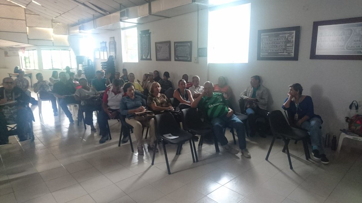 DORISPIZARROM1's tweet photo. #28Oct2017 Doris Pizarro #SecDesarrSocialYPartti @GobValle #ProgramaAsojuntas "Asisten técnica participación y políticas públicas #Cartago" https://t.co/WI4VHT21dc