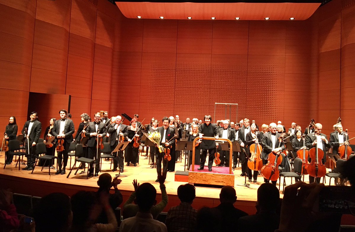 AnhRozman's tweet photo. With Chinese violinist #SiqingLu &amp; conductor #XianZhang for an amazing performance at #HNA night East Meet West #NYC https://t.co/vgJc84otQc