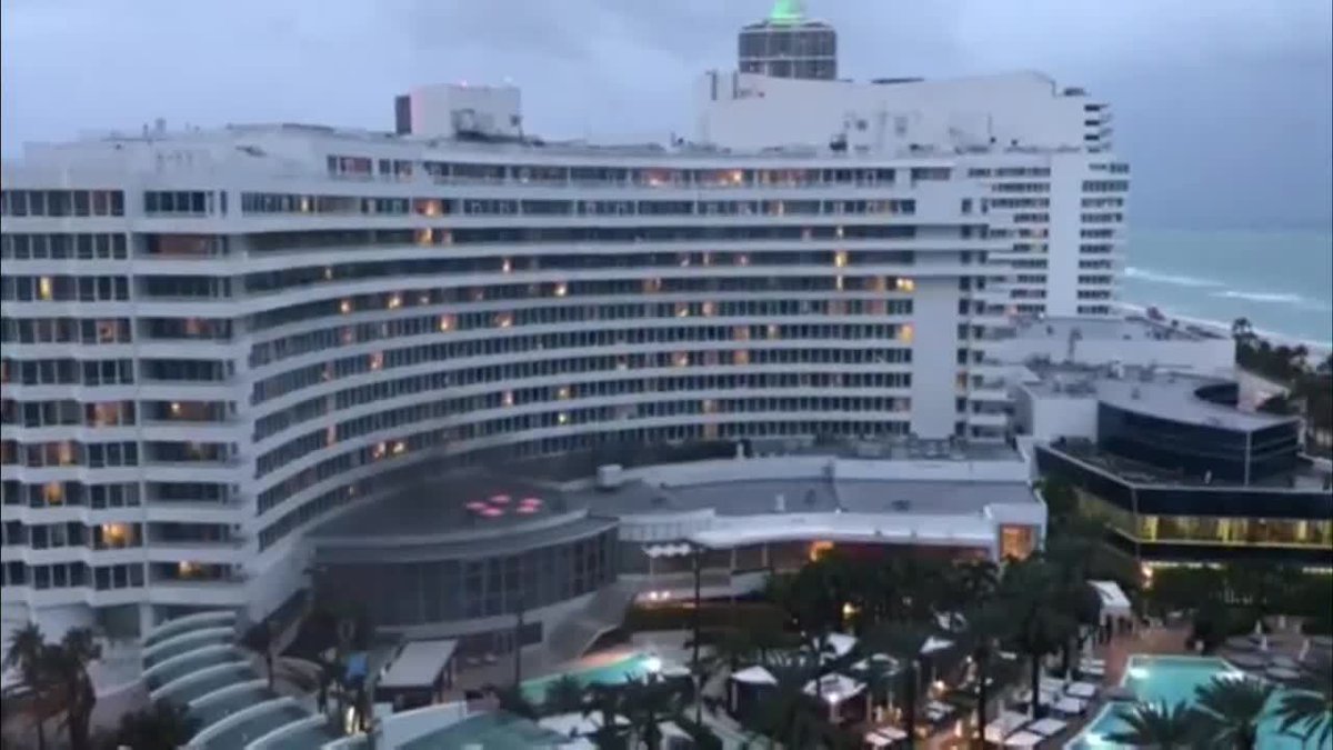 Firefighters extinguish fire at Fontainebleau Miami Beach hotel bit.ly/2iHDPBK?source… https://t.co/RlPK2fwf7o