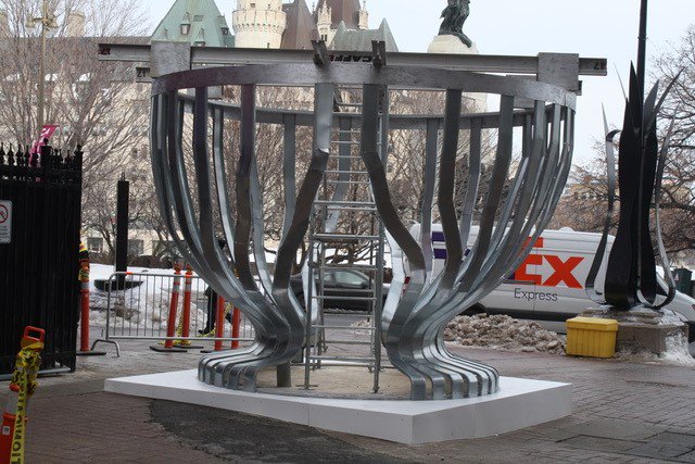 SPAC_PSPC's tweet photo. Nous avons aidé à transporter sur la rue @SparksStreet un modèle de taille réelle du trésor de hockey au #Canada! #MonOttawa @StanleysGift https://t.co/UM42kpCRQp