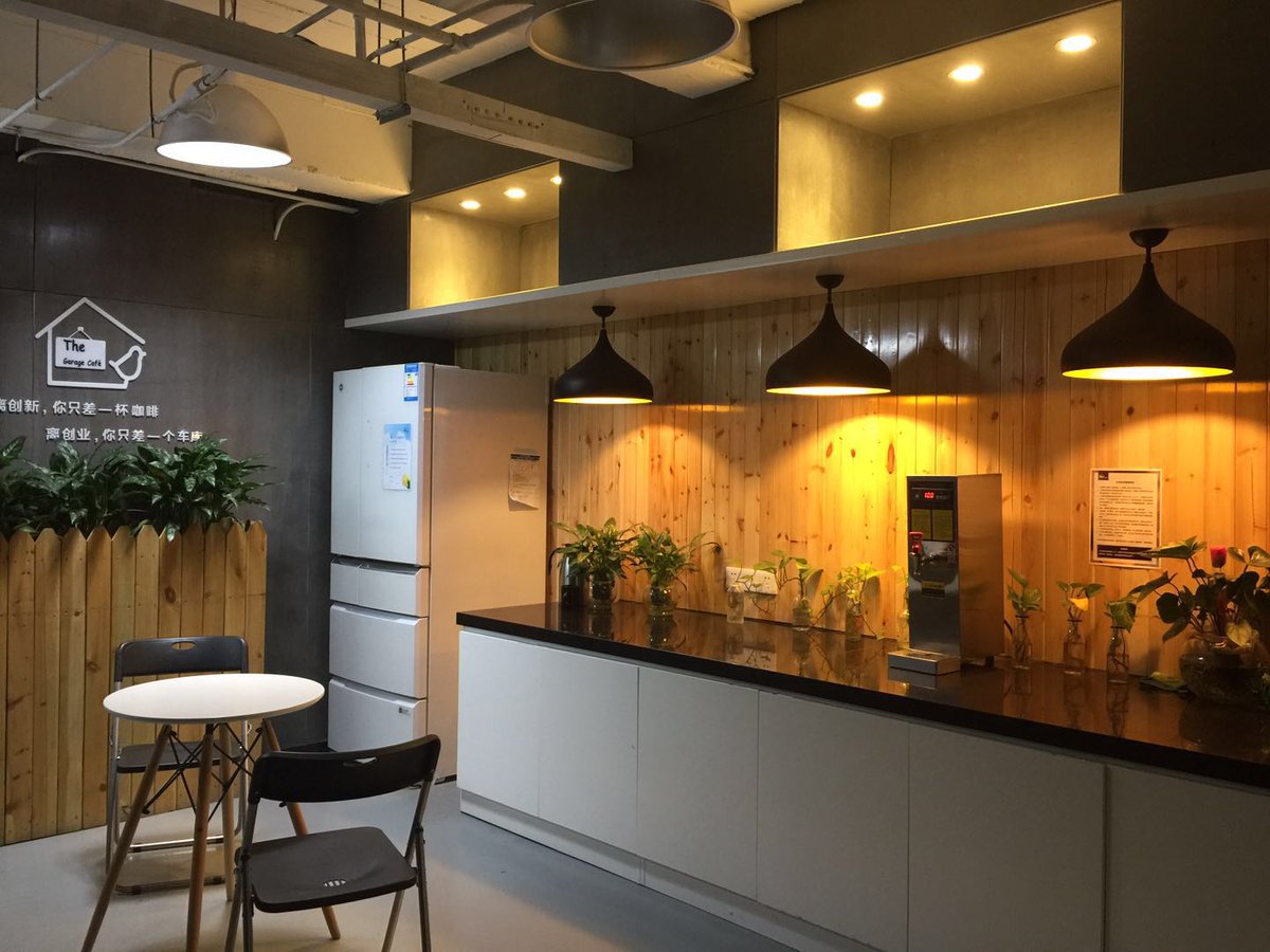 sunnyliu3012's tweet photo. #etchlighting #Lighting at #garage cafe in #Beijing #China  Impressive by the entrance of wood wall and grey star shape https://t.co/GgTgv03d2M
