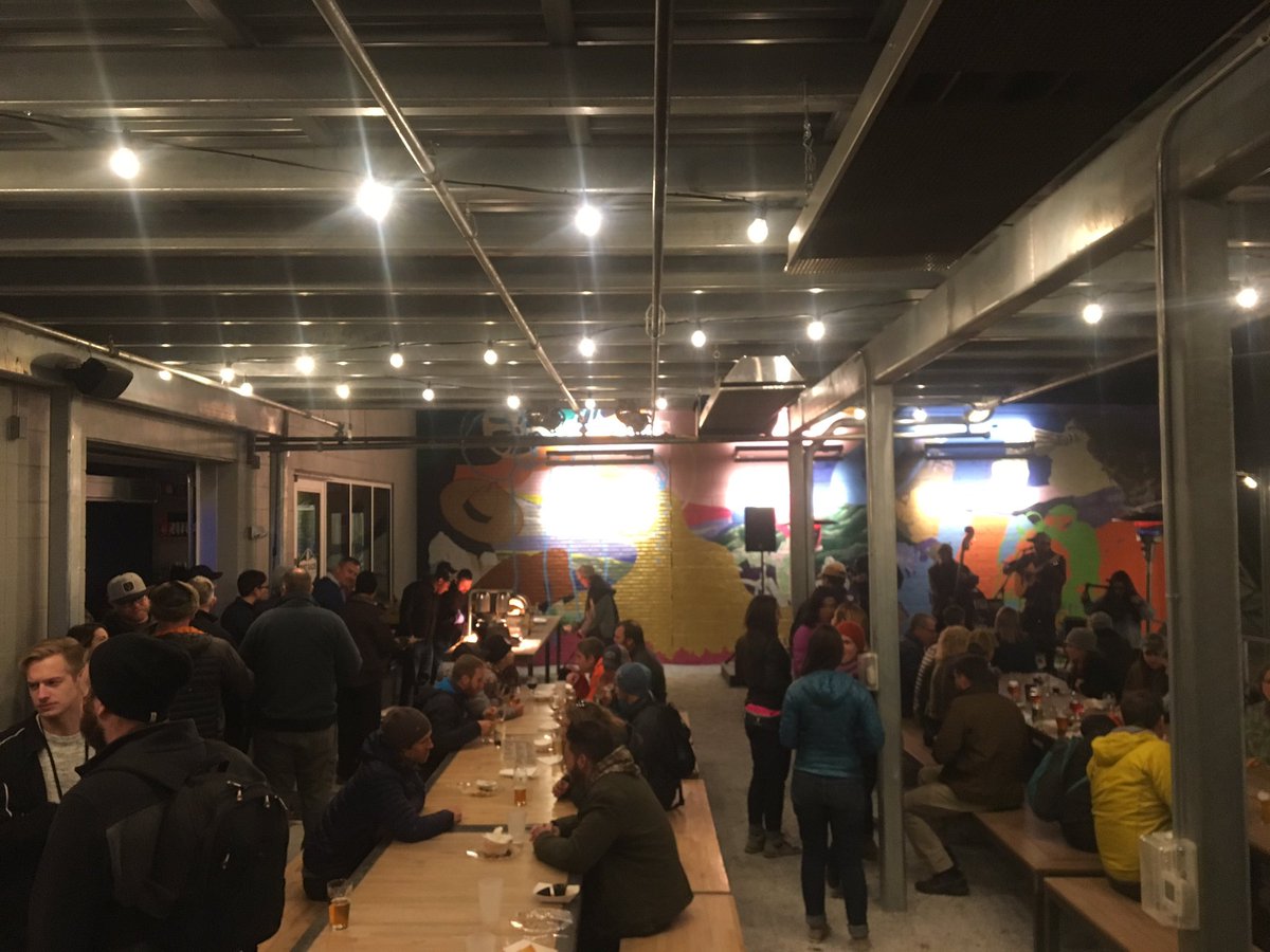 4alloutdoors's tweet photo. Happy Hour and Dinner @BikeRackBrewing @OBSummit #2017OBS #spookytrekkers #bentonville #playBentonville https://t.co/FKPikjapNS