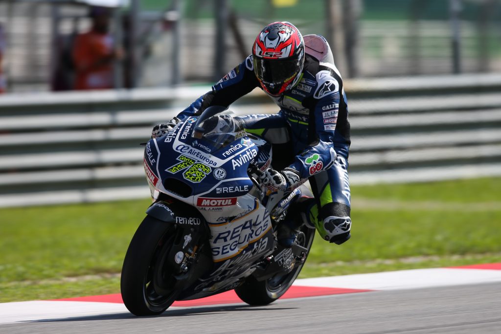 bgmotogp's tweet photo. .@realeavintia riders ready to battle against the heat at Sepang https://t.co/x7Q03Jc61T #MotoGP #MalaysianGP #LB76 #HB8 https://t.co/fRDY3DouNt