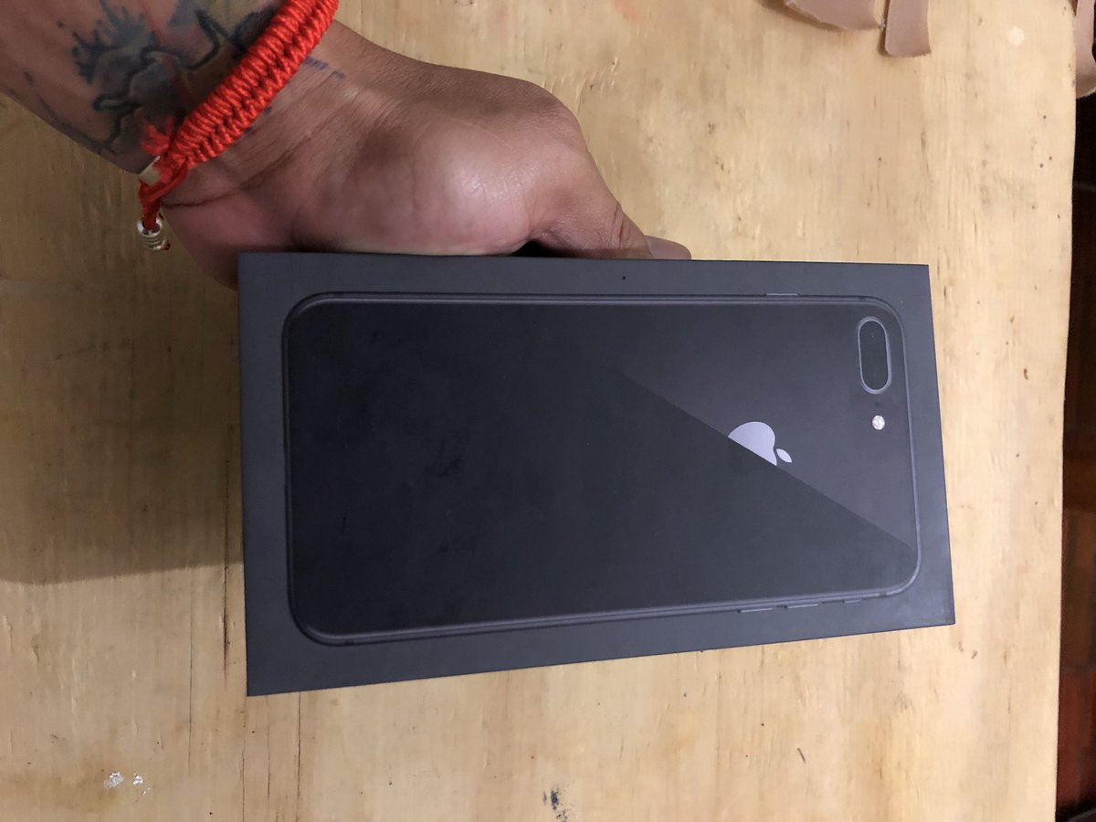 DRAKERS46's tweet photo. Hoy muy #FelizSabado ya tengo Iphone 8 plus #Ajuaaaa #Drakymania #RF46 https://t.co/hokUlRqHIS