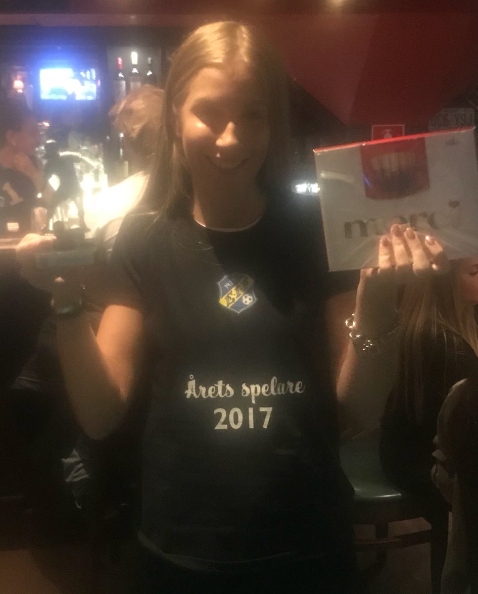 eskilsminnedif's tweet photo. Avslutning för Dam 2017. Årets spelare naturligtvis @NybergSpets https://t.co/QApVG1RJII