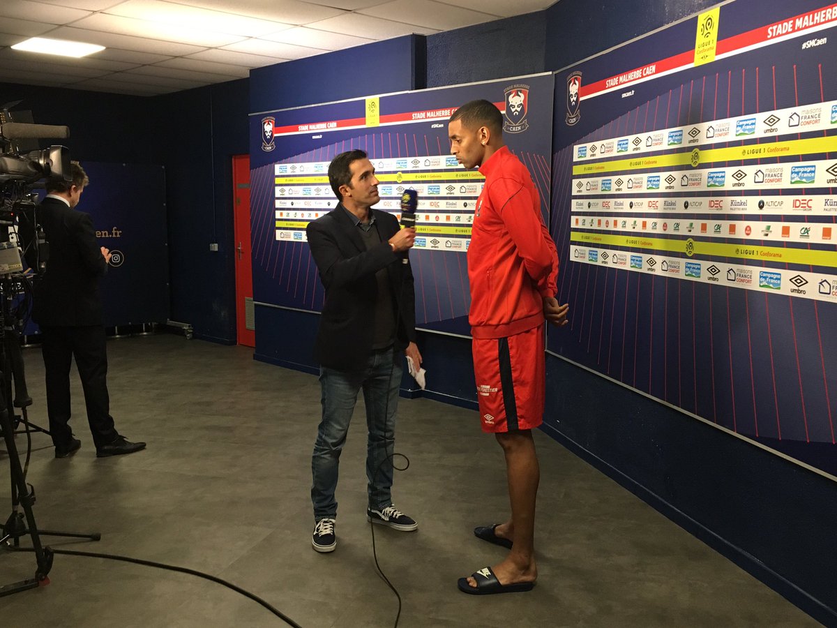 SMCaen's tweet photo. 🎙 @R_Rodelin au micro de @delbello_rom pour évoquer son but 😍😍 

#SMCaen #TeamSMC #SMCESTAC #Ligue1Conforama https://t.co/7ftiC63ANE