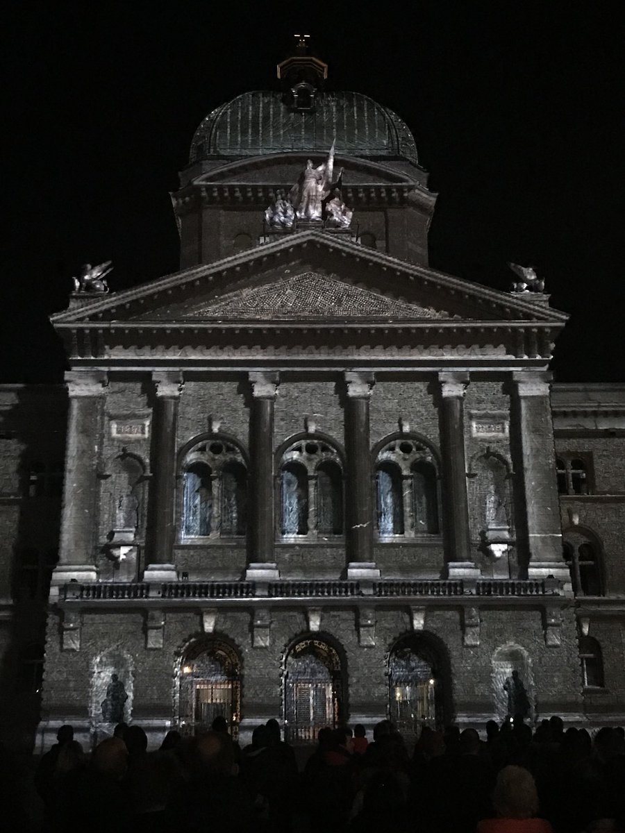 francy_1970's tweet photo. Palazzo Federale illuminato... Da andare a vedere 😍 #palazzofederale #berna #bern #visitbern #visitswitzerland #giochidiluce https://t.co/w2c36fl1SO
