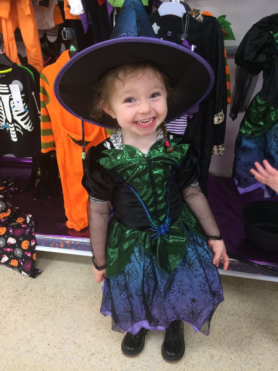 AprilDonovan20's tweet photo. My witch🎃 #halloween #costume #momlife https://t.co/oYPSAoZFNX