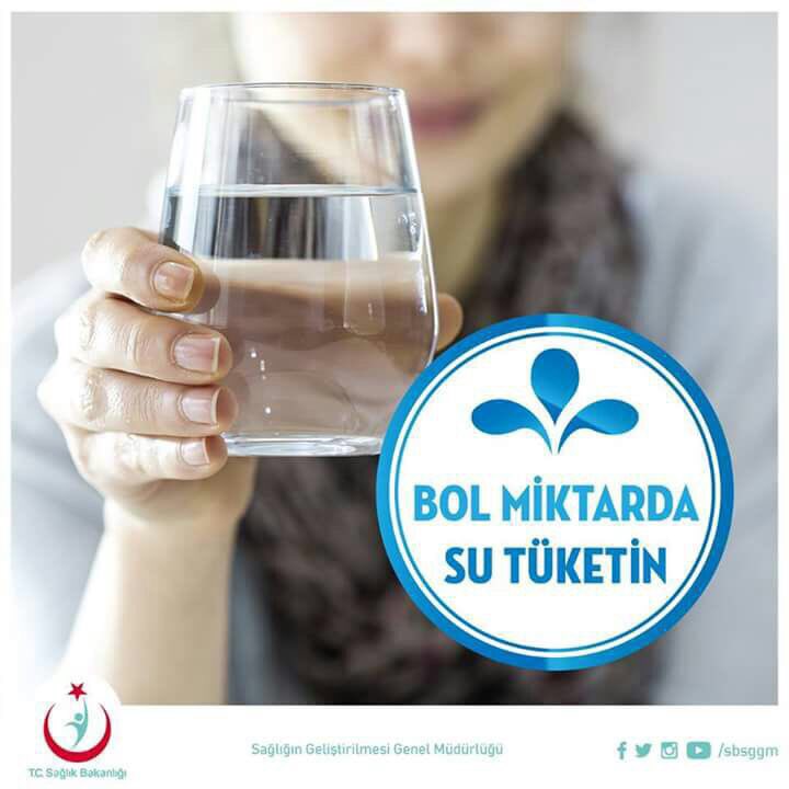 sbsggm's tweet photo. Çay ve kahve su yerine geçmediği gibi vücuttaki suyun atılmasına da yol açabilir. Her gün yeterli miktarda miktarda su tüketin. https://t.co/RtGYvEv52d