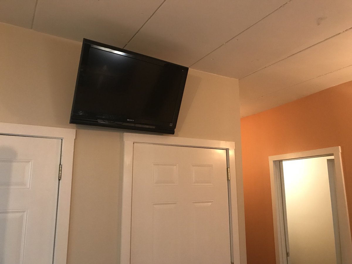 dogsofwarmusic's tweet image. Moving the studio furniture into the space today! #WarmGlowStudios #DOWMusic #Madison #Wisconsin