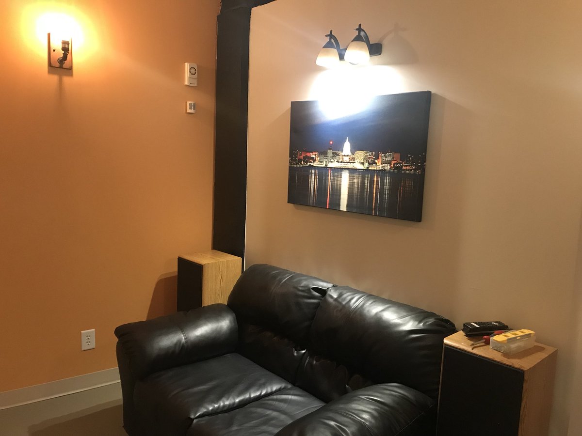 dogsofwarmusic's tweet image. Moving the studio furniture into the space today! #WarmGlowStudios #DOWMusic #Madison #Wisconsin