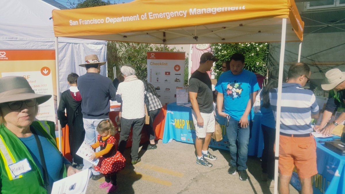 danielhomsey's tweet photo. Amazing turnout at the Miraloma Park Solar Powered Neighborfest!  Sup. Yee, Capt Hart, Chief Hayes-White in the house - great job host team! https://t.co/SD0h0QwxCB