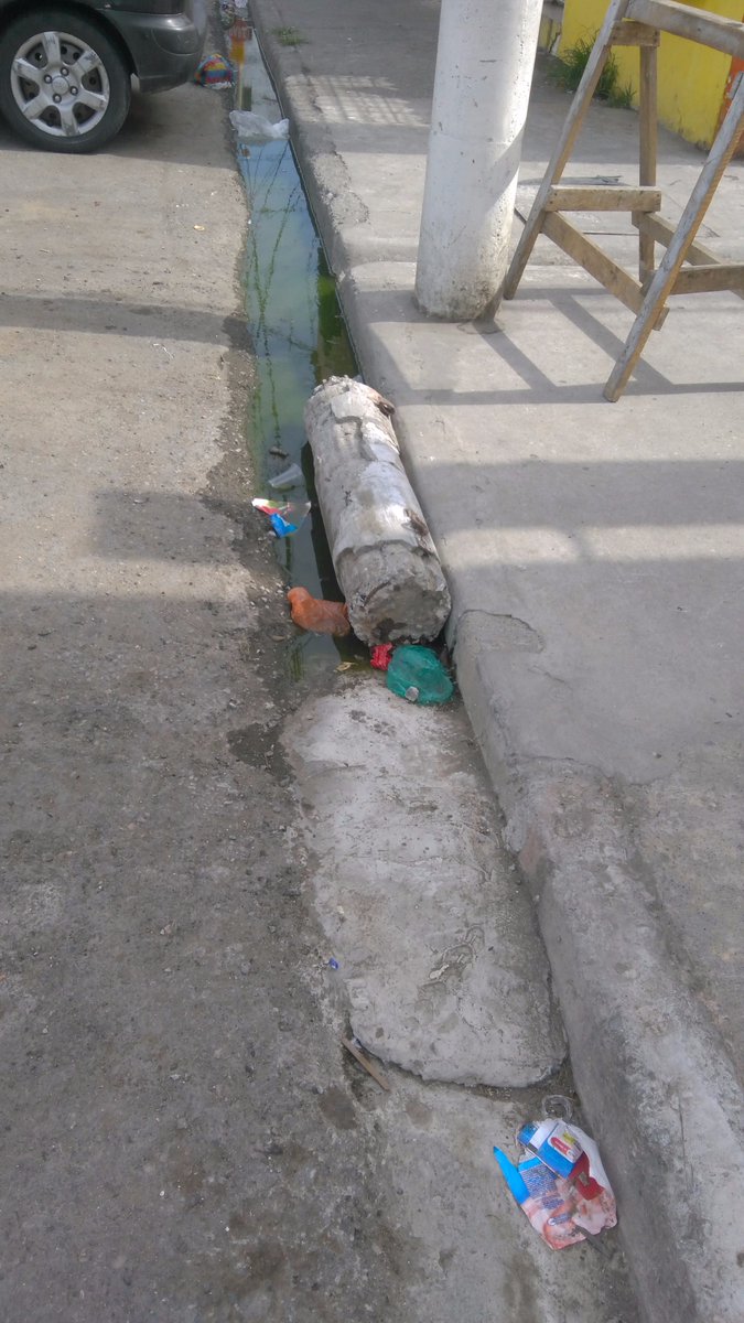 calo303's tweet photo. @alcaldiagye Propietaria de Domicilio bloquea intencionalmente la canaleta con cemento, produciendo agua estancada putrefacta. https://t.co/5CQwqLMFiq