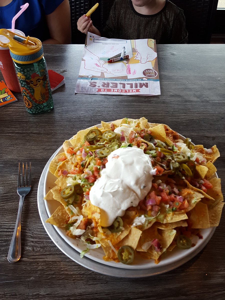 PatrickADuff's tweet photo. Chicken Nachos #MillersAleHouse #ForkForScale https://t.co/5P3l8ZDyGX
