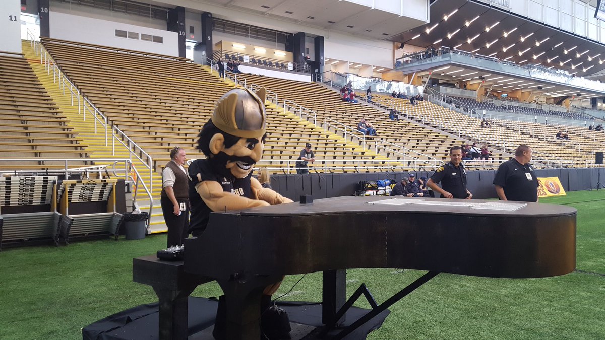 JoeVandalUI's tweet photo. Playing a tune before the game starts! Happy Dad's Weekend! #govandals https://t.co/o5pLyzQt7H