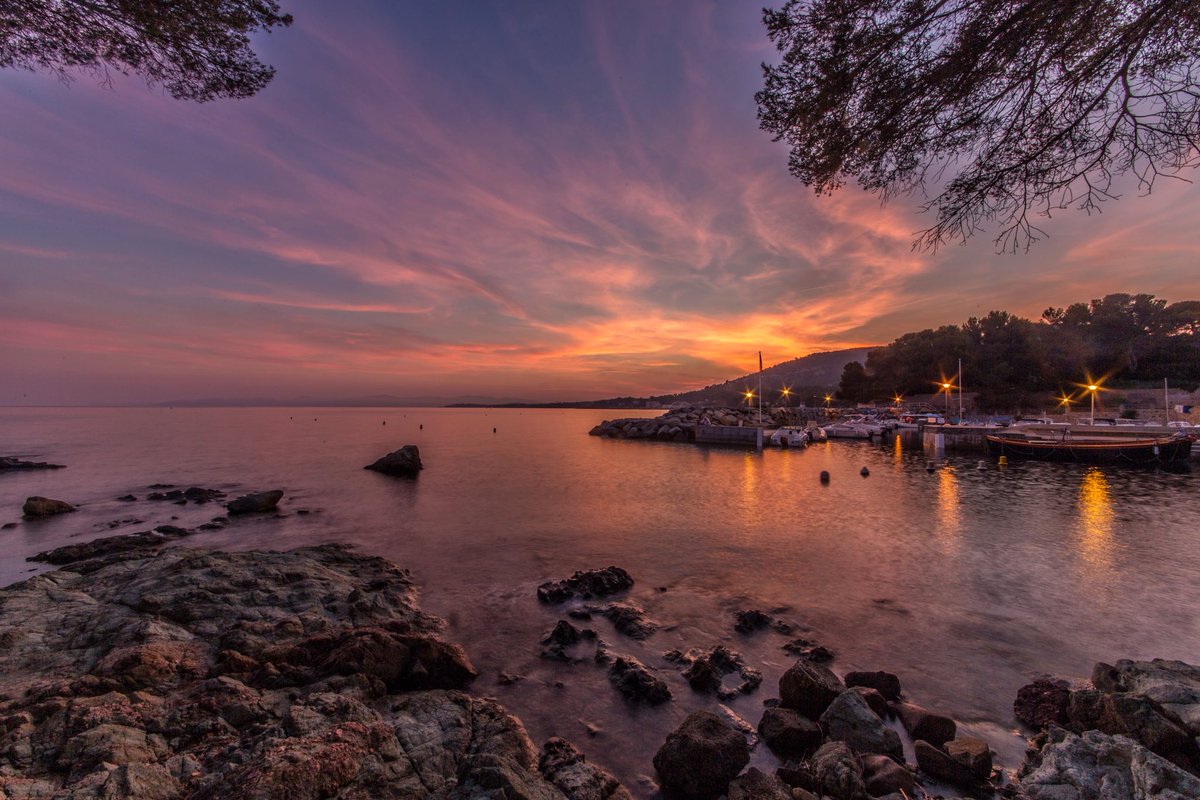 Photo du jour #301 "Searching a spot for the sunset" (29/06/2015-22mm-2s-f/22) #pdj  #saintraphael #var #france #photograghy #photooftheday