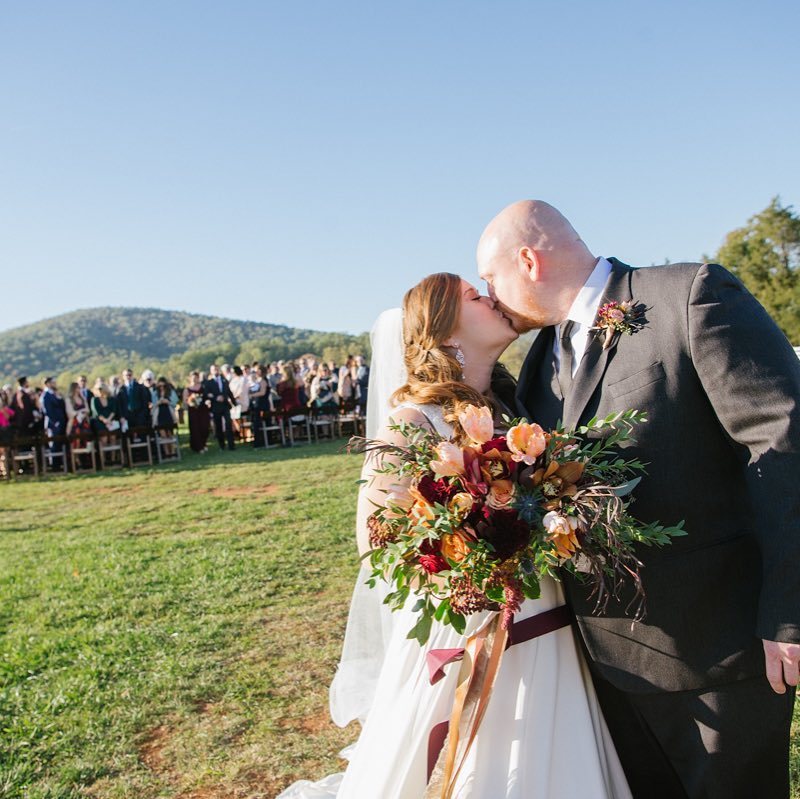 Sneak peeks from @jenfariello of #byebyemchie make us so happy! Megan: you are GORGEOUS! #shindigweddings2017 
@so… ift.tt/2zXhsMD