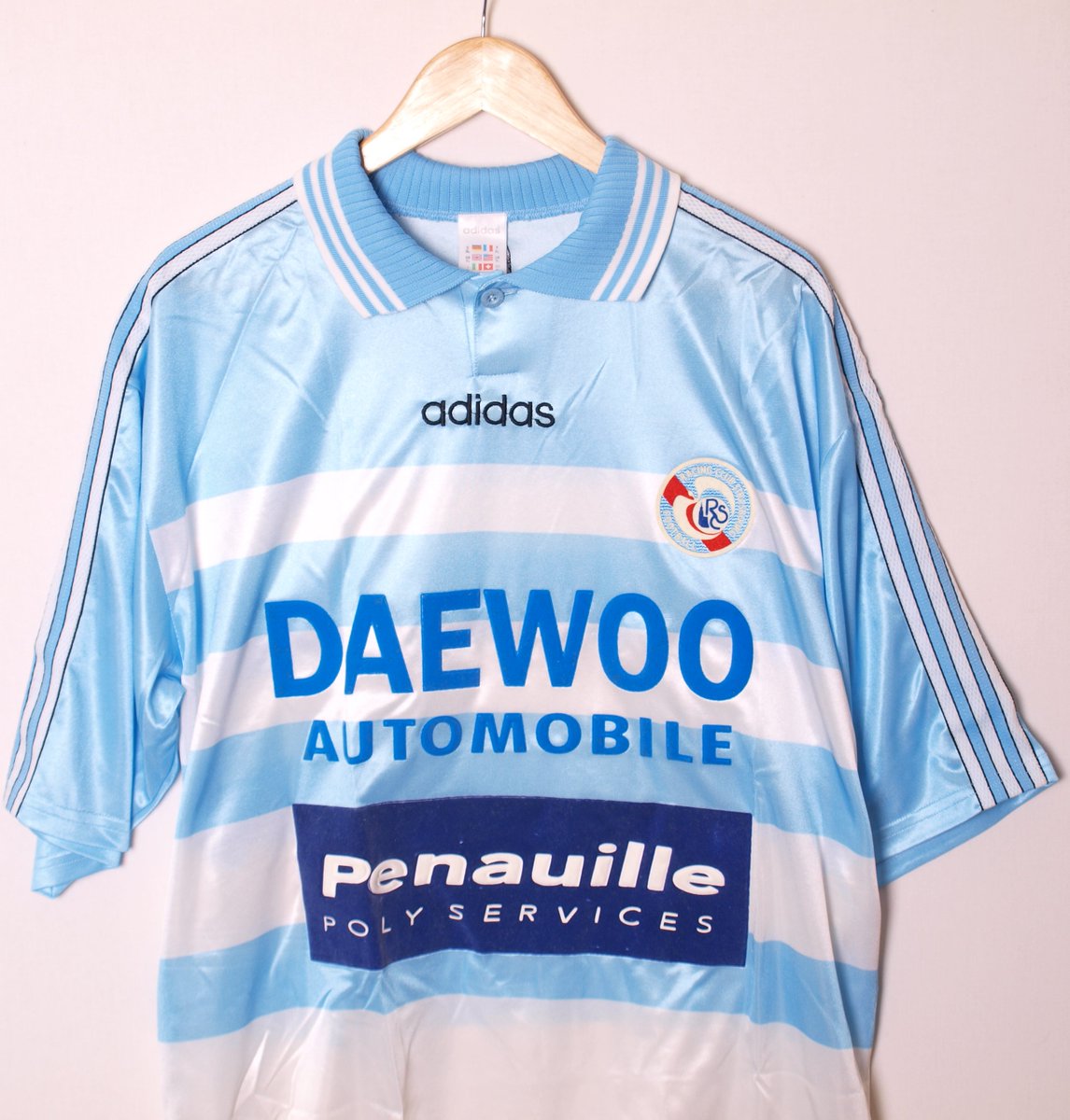 VFshirts's tweet photo. 1996-97 Strasbourg home shirt worn when the club won the Coupe de la Ligue, beating Bordeaux 6-5 on penalties!
#LeRacing https://t.co/4PI67tD6mw